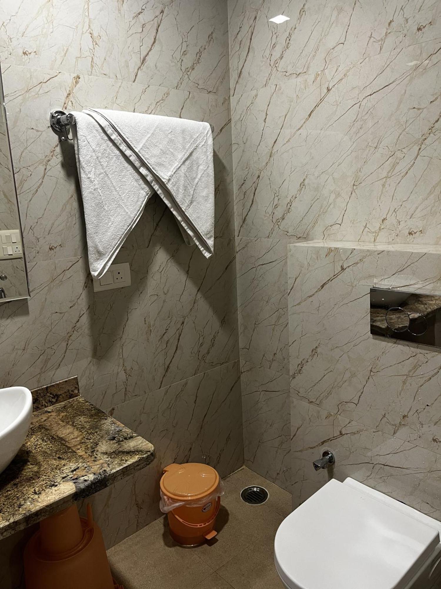 Roomquet Comfort Inn Prayagraj Bagian luar foto