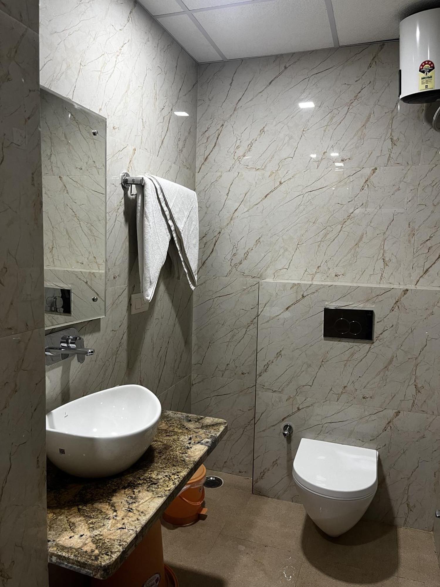 Roomquet Comfort Inn Prayagraj Bagian luar foto