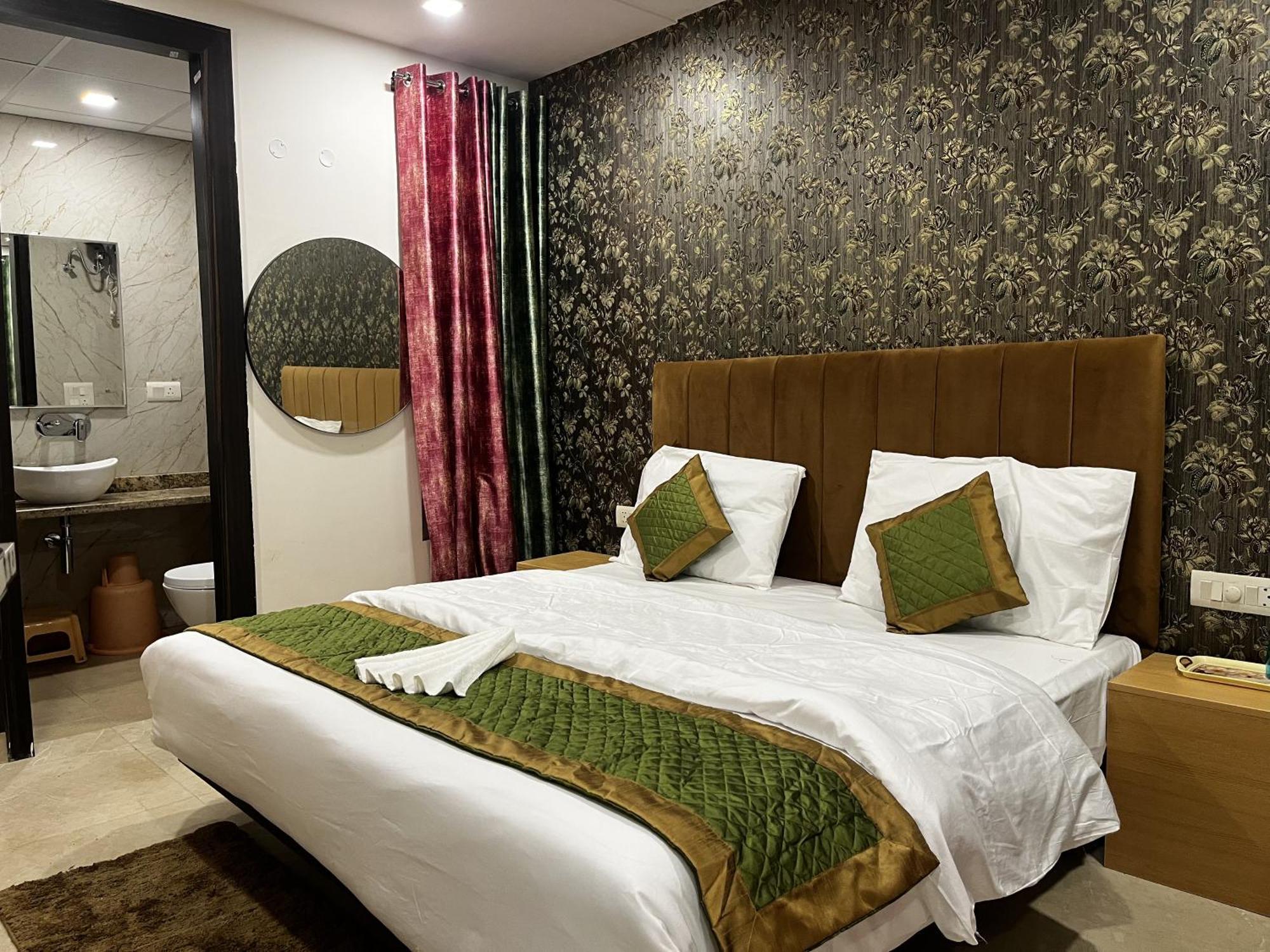 Roomquet Comfort Inn Prayagraj Bagian luar foto