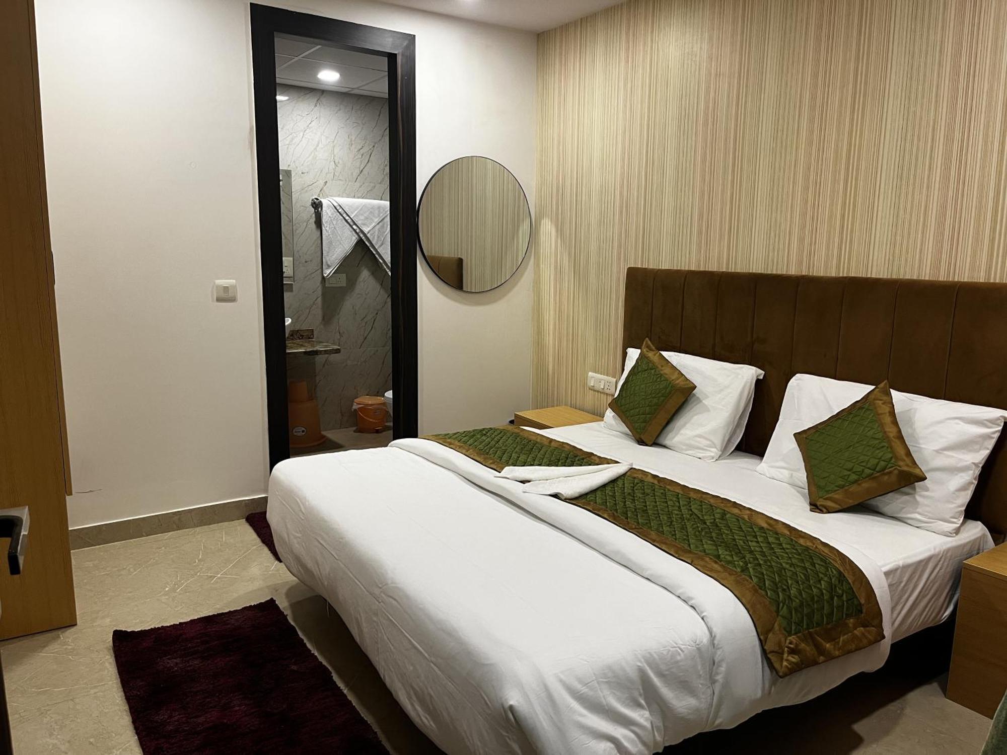 Roomquet Comfort Inn Prayagraj Bagian luar foto