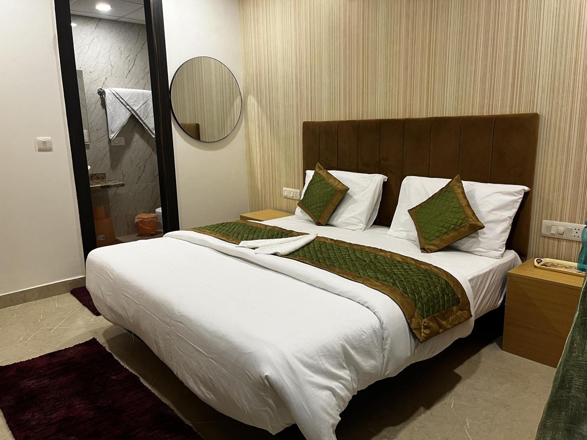 Roomquet Comfort Inn Prayagraj Bagian luar foto