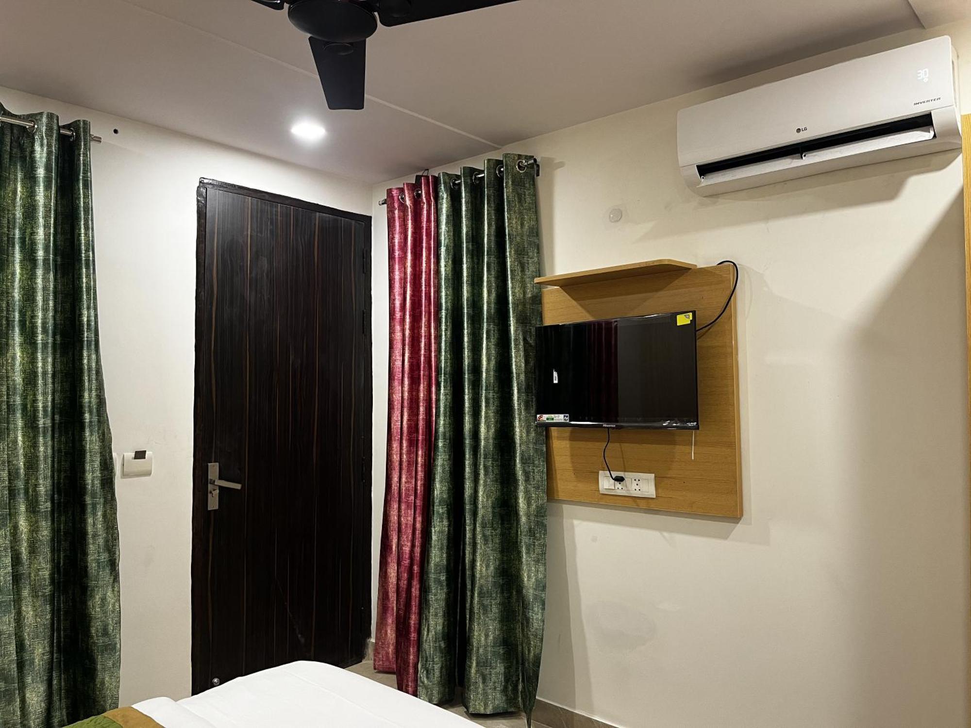 Roomquet Comfort Inn Prayagraj Bagian luar foto